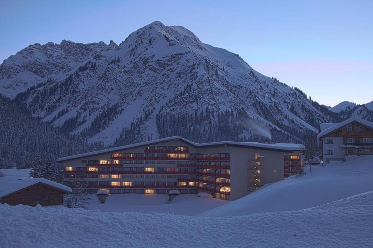 Spacious Corner Apartment In Aparthotel Kleinwalsertal Mittelberg Exterior photo