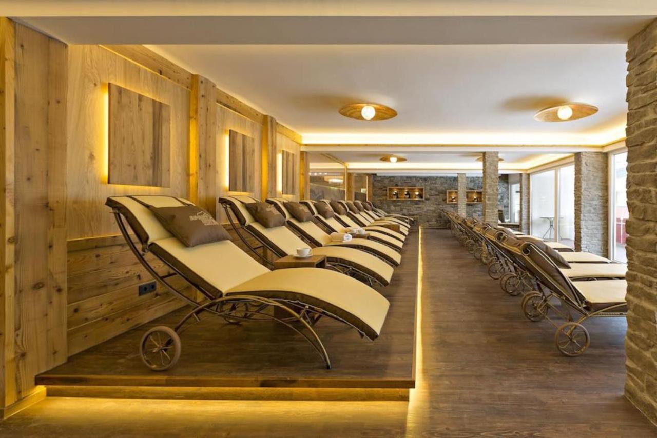 Spacious Corner Apartment In Aparthotel Kleinwalsertal Mittelberg Exterior photo