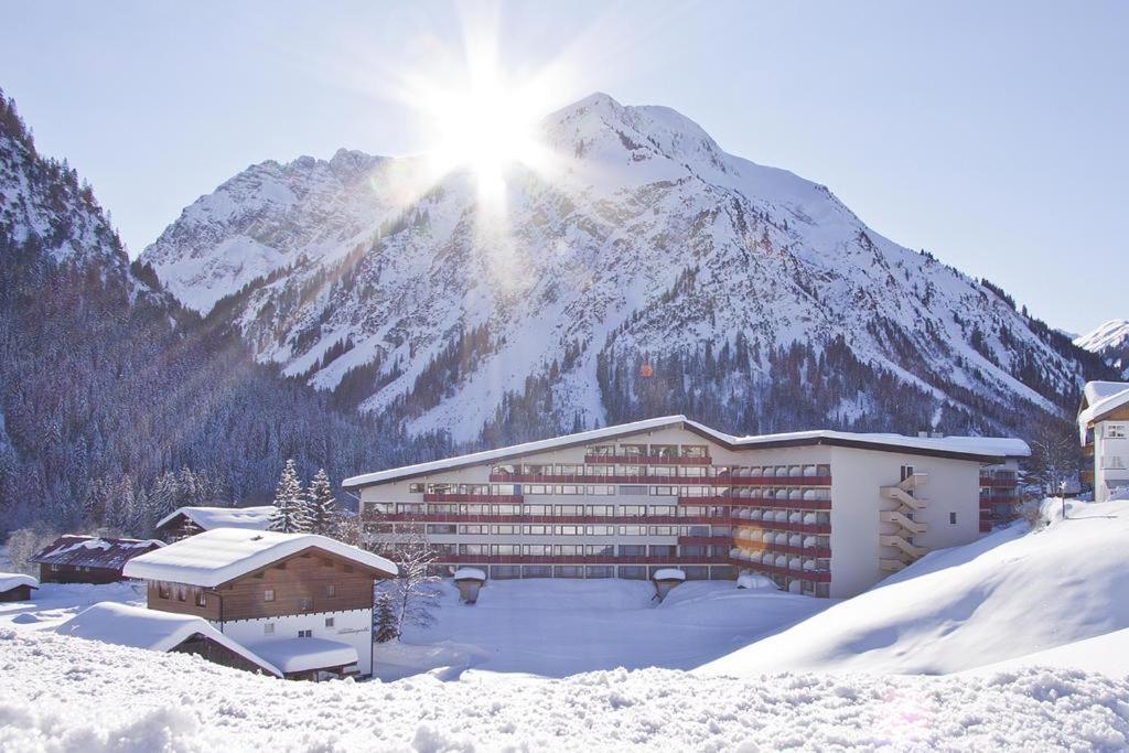 Spacious Corner Apartment In Aparthotel Kleinwalsertal Mittelberg Exterior photo